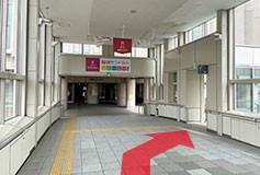 霞城セントラル「手前」の「右手の階段」をお降りください。