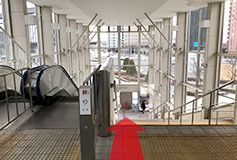 突き当たり左の階段またはエスカレーターをお降りいただき左手方向へお進みください。